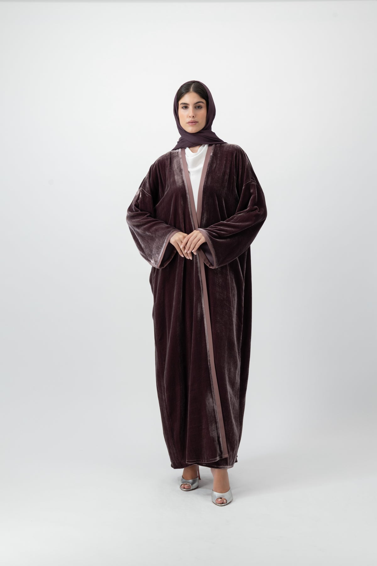 Velvet bisht abaya in Pink by GREI