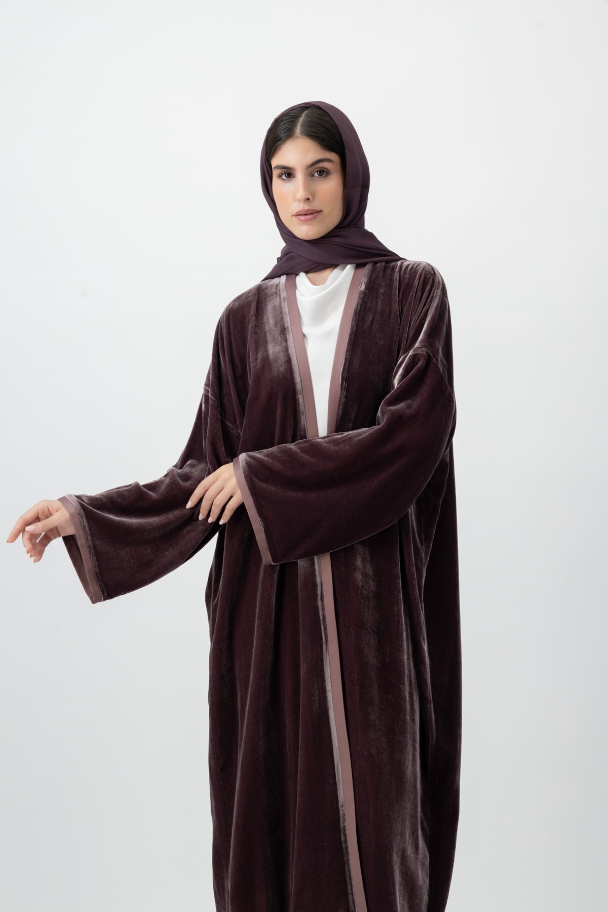 Velvet bisht abaya in Pink by GREI