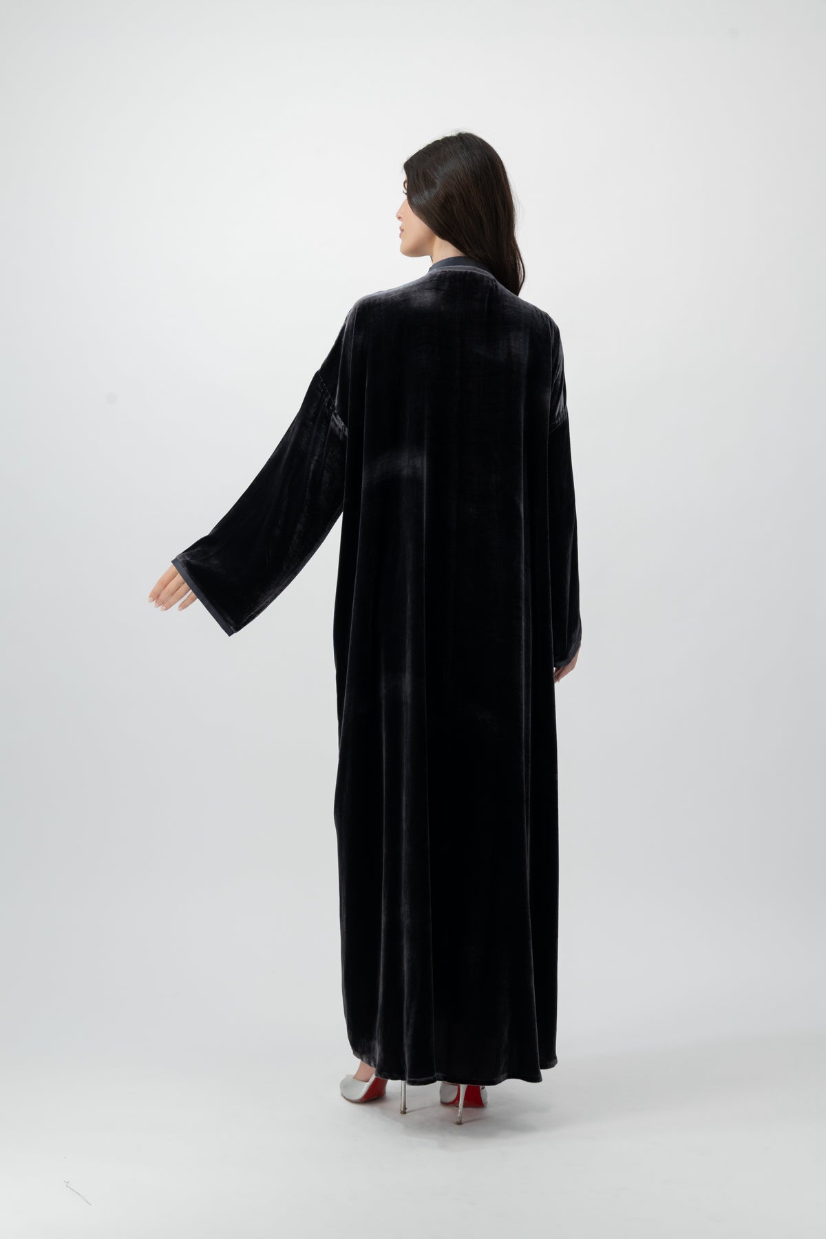 Velvet bisht abaya in Grey by GREI