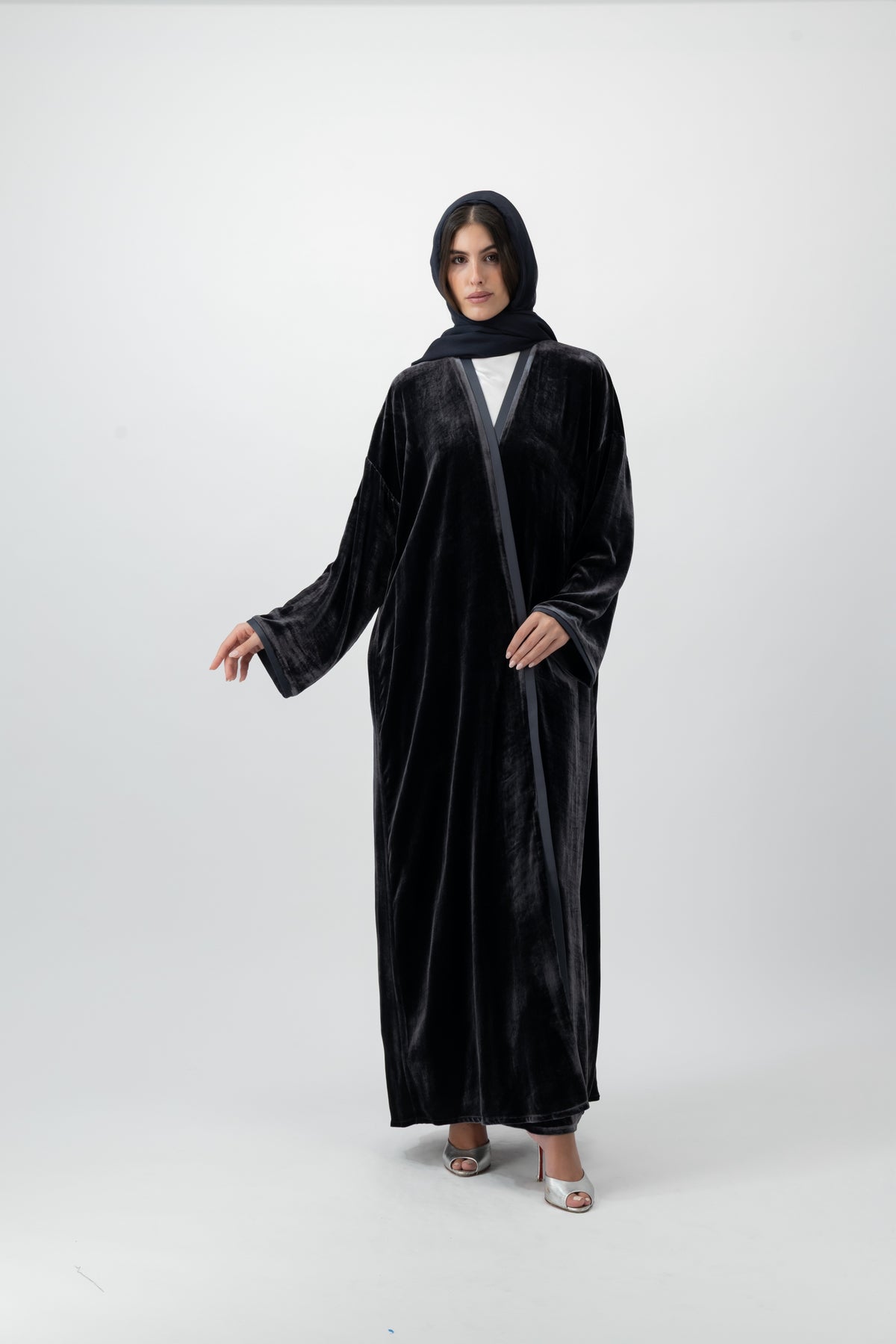 Velvet bisht abaya in Grey by GREI