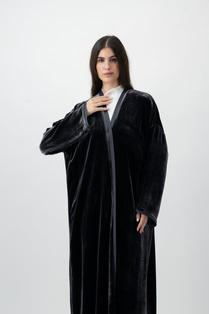 Velvet bisht abaya in Grey by GREI